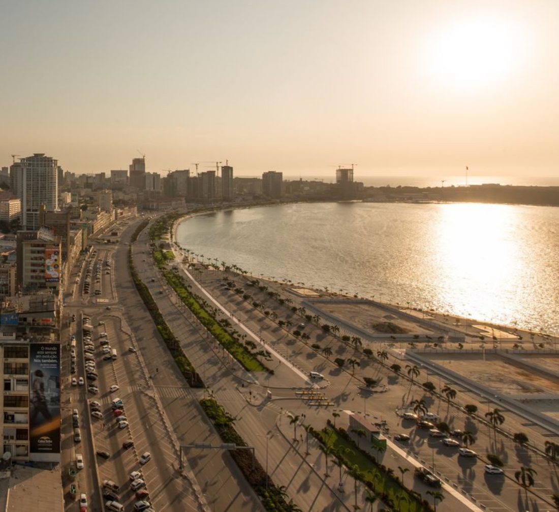 A baía de Luanda e a marginal ao entardecer, vistas do alto
