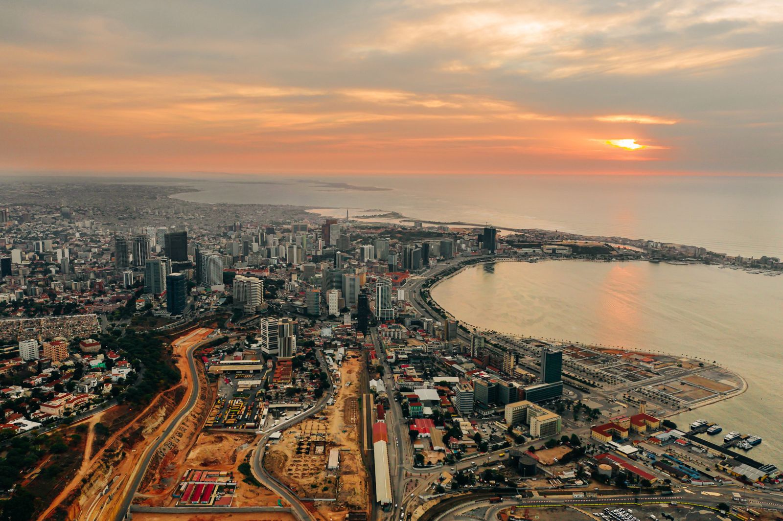 Vista aérea da baía de Luanda ao pôr do sol