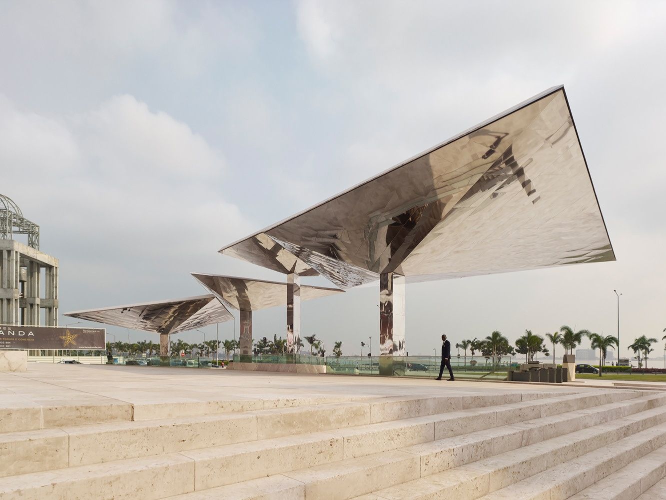 Cobertura prateada de um edifício em Luanda