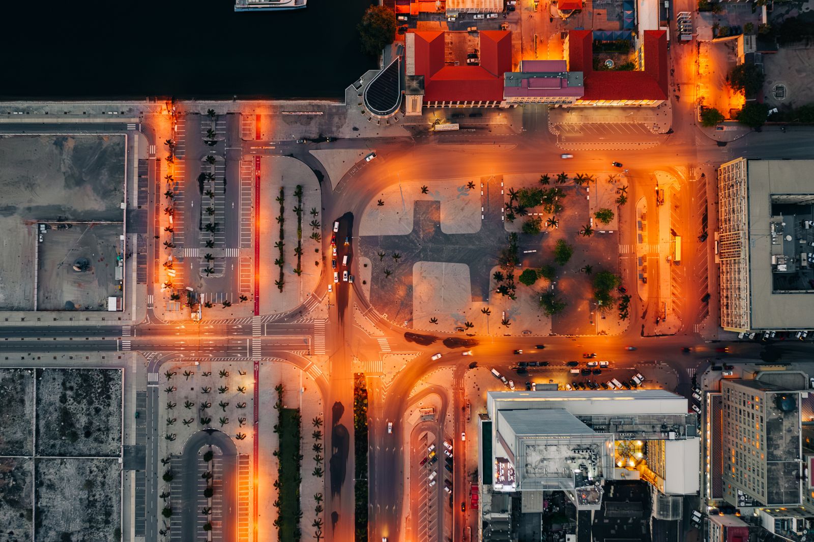 Cruzamento de avenidas de Luanda visto do alto, à noite