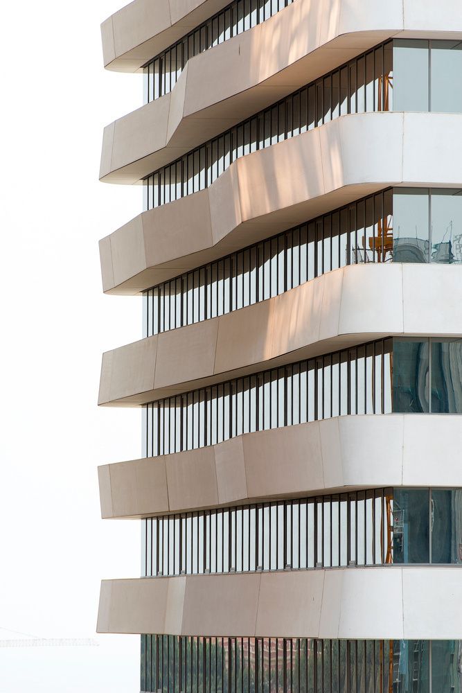 Edifício branco de fachada curva em Luanda