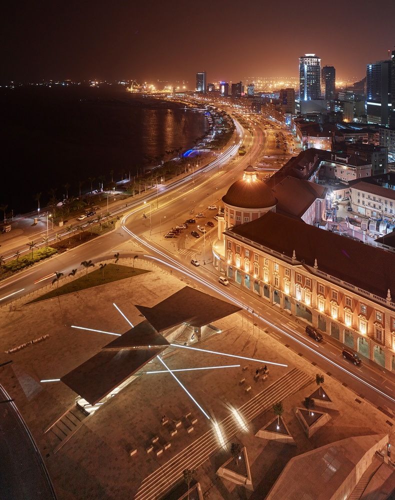 Marginal de Luanda vista do alto, à noite