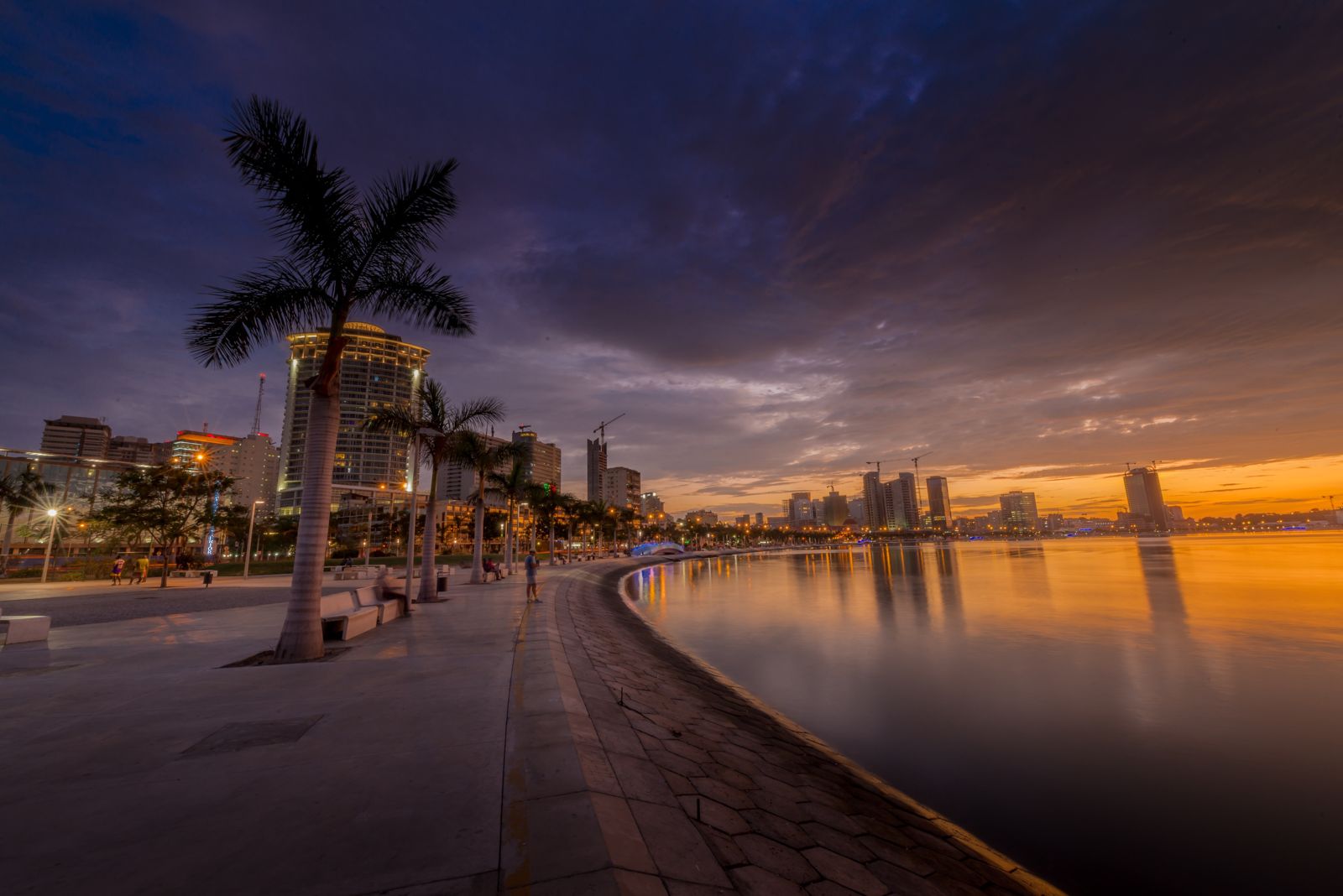 Marginal de Luanda ao crepúsculo