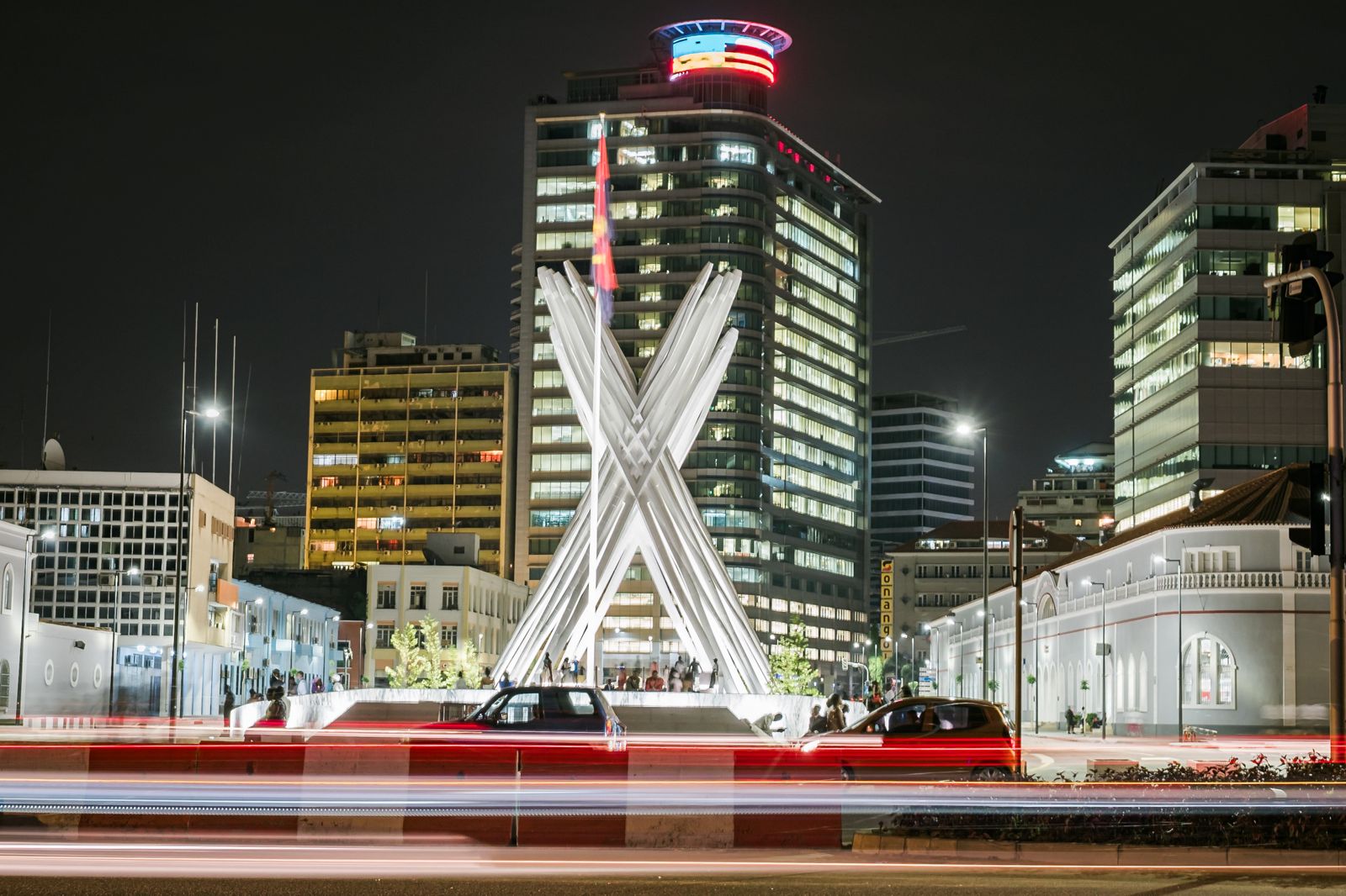 Monumento iluminado em Luanda, à noite