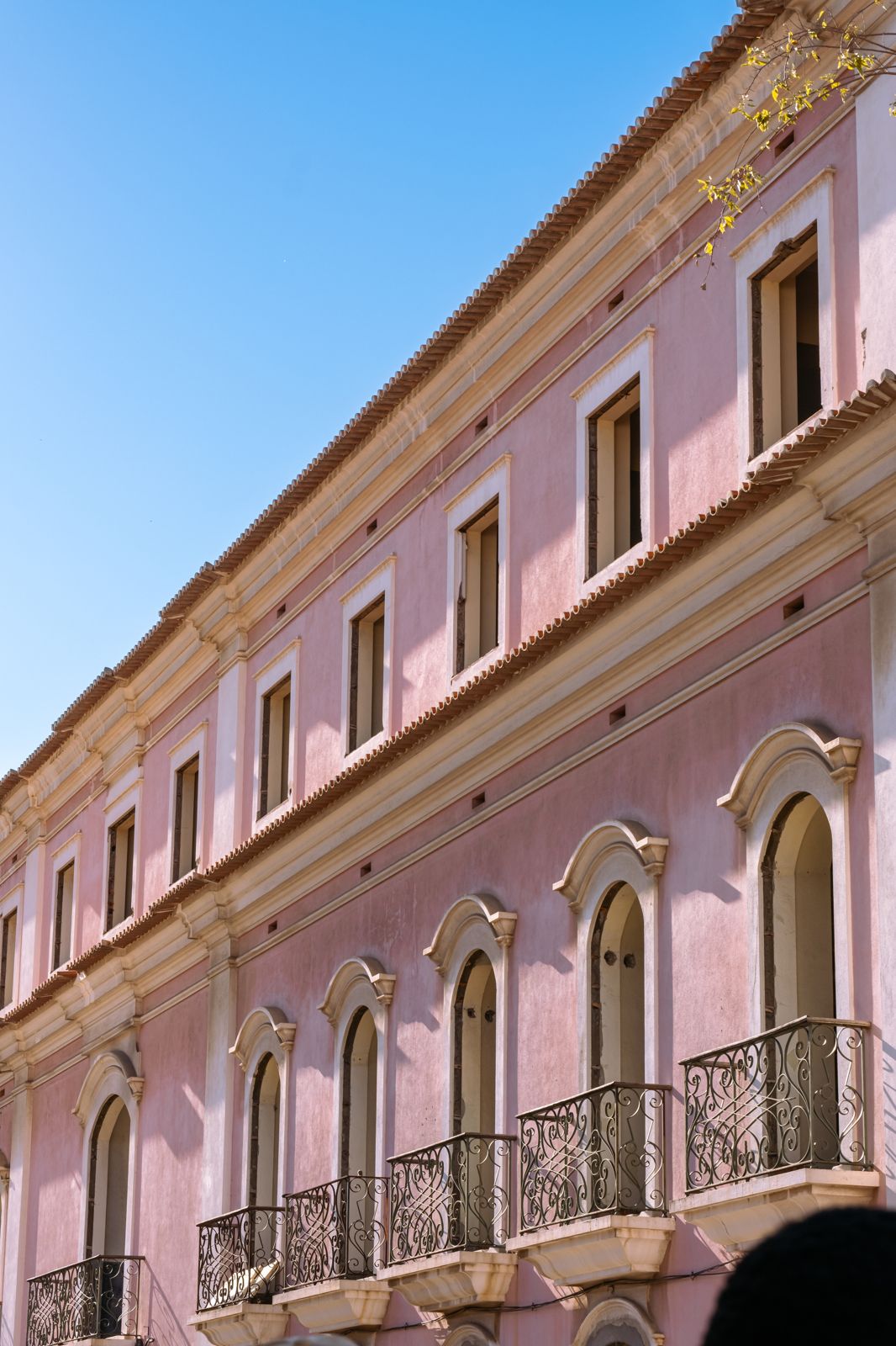 Edifício colonial cor-de-rosa em Luanda