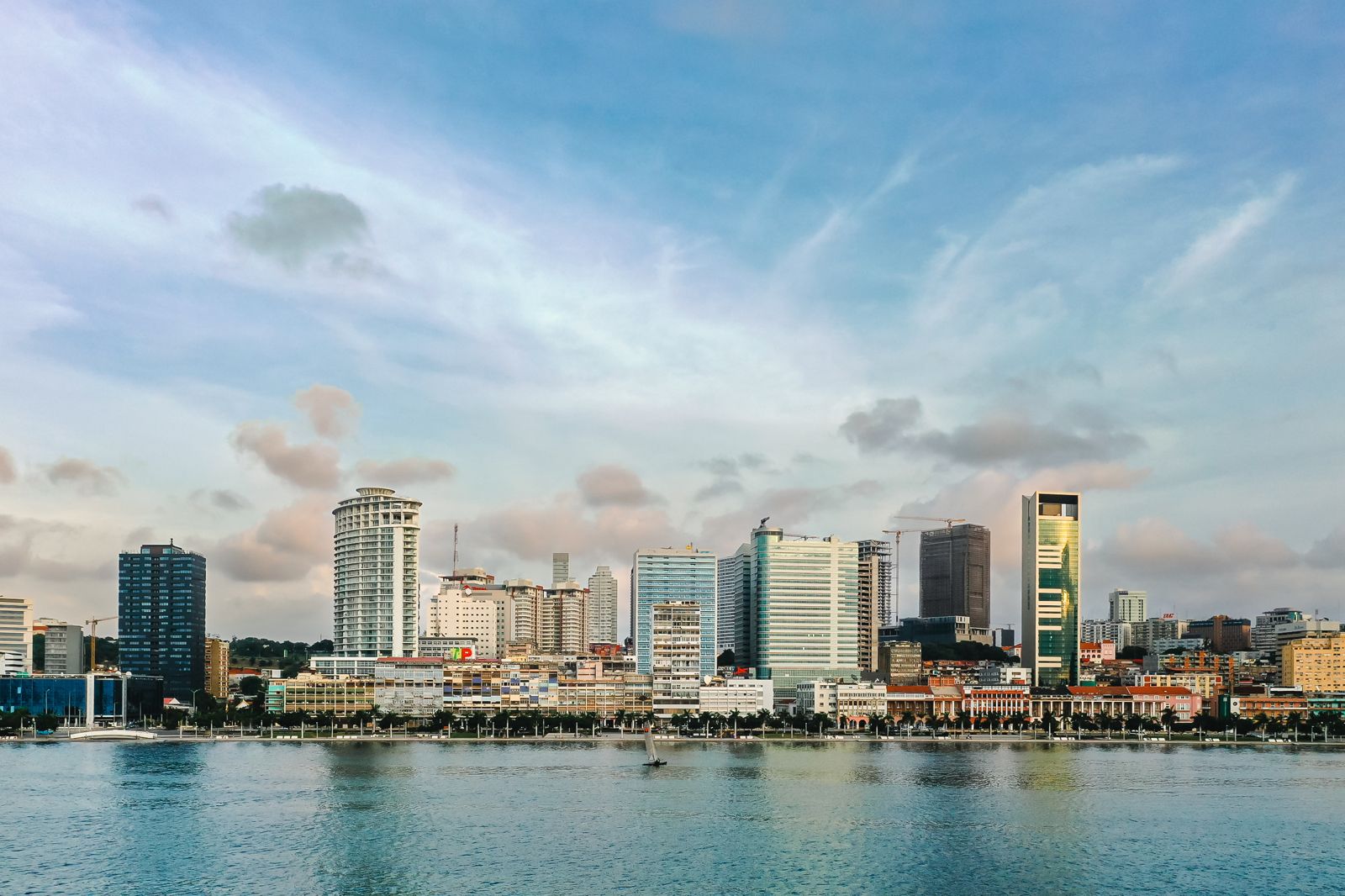 Linha de edifícios da baía de Luanda